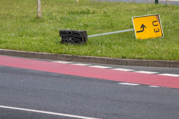 Yellow Traffic Sign Redirection Urban Streets Forces Navigation System Calculate — Fotografia de Stock