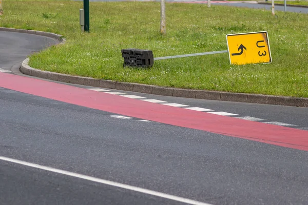 Yellow Traffic Sign Redirection Urban Streets Forces Navigation System Calculate — Stock Fotó