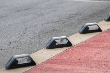 Bisiklet ve motosikletçilerin yol trafiğindeki güvenlik önleme ve kırmızı şeritteki araç yönlendirme sistemleri, bisikletçiler için sürdürülebilir hareketlilik ve ekoloji için bisiklet dostu şehir sokaklarını gösteriyor