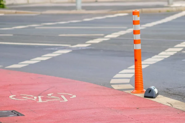 自転車や自転車の道路交通の安全性自転車道の保護と自転車のための赤い車線の車の指導システムは 持続可能なモビリティと生態系のための優しい街の自転車を示しています — ストック写真