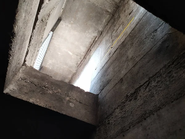 黑暗通风井 阳光穿过金属网 显示了地下室和大型设施的混凝土换气通道 为工业和建筑行业提供新鲜空气和通风管道 — 图库照片