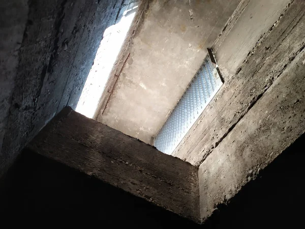 Dark Ventilation Shaft Sunlight Metal Grid Shows Concrete Exchanger Airway — Stock Photo, Image