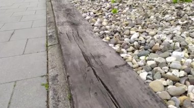 Eski bir gemi ya da teknenin büyük siyah çapası bir evin ön bahçesinde dekorasyon olarak denizcilik ve denizcilik hobilerine ve deniz ve okyanus aşklarının macera ruhuna olan tutkusunu gösterir.