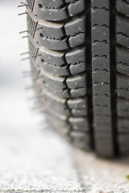 Mükemmel profilli yeni siyah lastik, elektrikli scooter veya motosikletli bir pit stopla tüm hava akıntısını yakalayan yol trafiği veya motosiklet turuna hazır bir şekilde yarışı kazanmaya hazır.