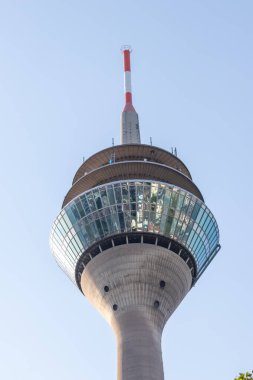 Hücresel aygıtlara en iyi bağlantı için mobil altyapı anteni ve mobil iletişim standartlarında 4G 5G yüksek hızlı internet ve teknoloji araştırması gibi gelecekteki teknolojiler için uygun