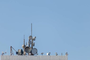 Hücresel aygıtlara en iyi bağlantı için mobil altyapı anteni ve mobil iletişim standartlarında 4G 5G yüksek hızlı internet ve teknoloji araştırması gibi gelecekteki teknolojiler için uygun