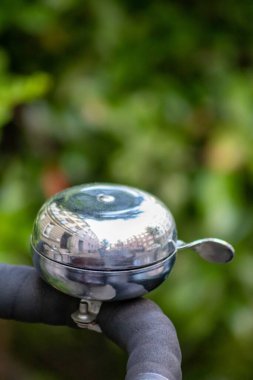 Yeşil bahçede bisiklet çanını kapat.