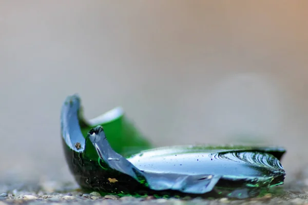 Scherpe Scherven Van Een Gebroken Glazen Fles Grond Met Scherpe — Stockfoto