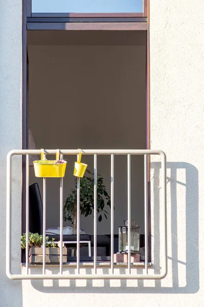 Modern evin penceresini aç