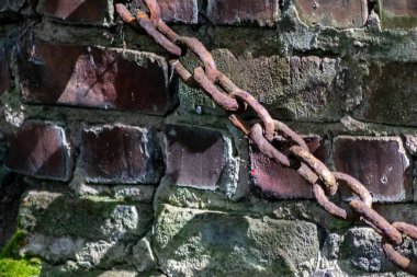 Duvardaki paslı zincir