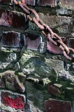 Duvardaki paslı zincir