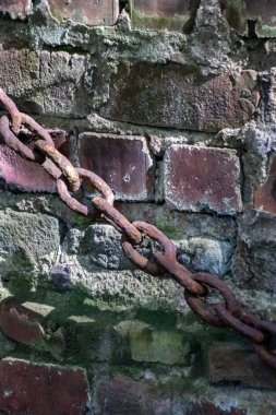 Duvardaki paslı zincir