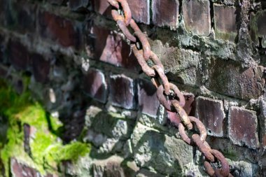 Duvardaki paslı zincir