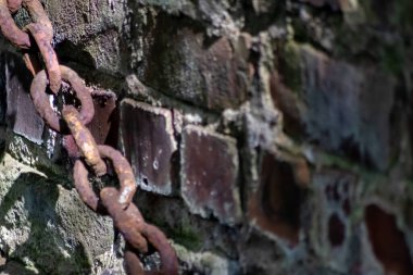 Duvardaki paslı zincir