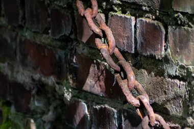 Duvardaki paslı zincir