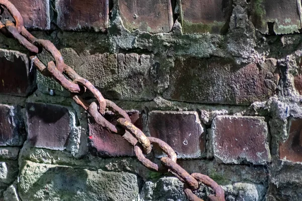 Duvardaki paslı zincir