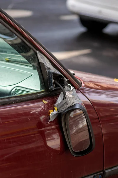 Gebroken Zijspiegel Opknoping Een Gesloopte Auto Auto Ongeluk Vandalisme Letsel — Stockfoto