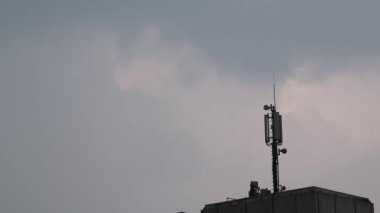 Yıldırımlı yıldırımlı ve yıldırımlı gök gürültülü gök gürültülü cep telefonu antenleri ve telekomünikasyon antenleri havadan geçen yüksek voltajlı tehlikeli hava ve elektrik karışıklıklarını gösteriyor.