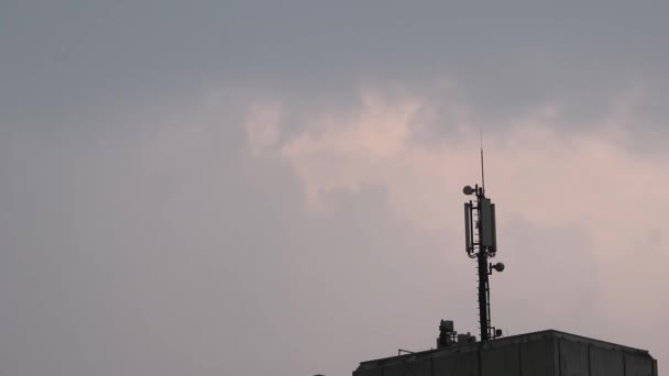 ボルトと雷雨の落雷による雷雨中のセルラーアンテナまたは通信アンテナは 空気中を高電圧が点滅する危険な天候と電気的障害を示しています — ストック動画