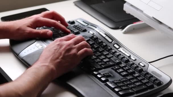 Uomo Affari Programmatore Professionista Che Digita Tastiera Ergonomica Con Mouse — Video Stock