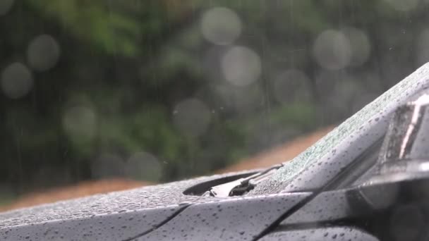 暴雨和雷雨下的汽车引擎罩和汽车挡风玻璃雨刷显示 在城市交通业务中 水上飞机和汽车保险需要面临危险 — 图库视频影像