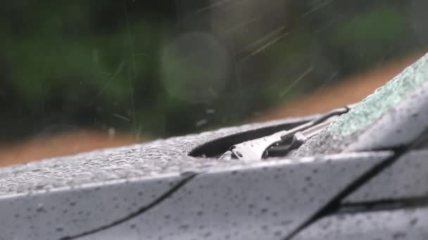 大雨や雷雨で雨の日に車のエンジンフードや車のフロントガラスワイパーは 都市交通の輸送ビジネスにおける水上飛行機や自動車保険のニーズのための危険な天気を示しています — ストック動画