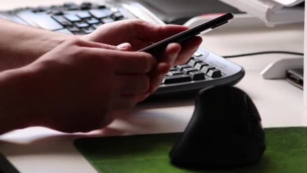 Omul Afaceri Tastând Tastatură Ergonomică Jocuri Smartphone Uri Timpul Biroului — Videoclip de stoc