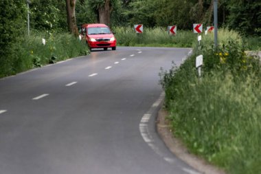 Asfalt yolda kırmızı araba