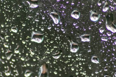 Camda yağmur suyu damla