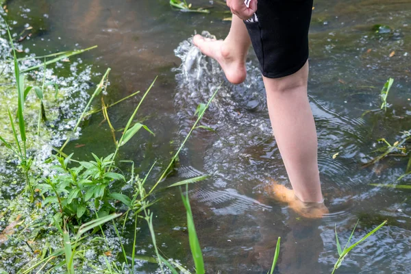 Молодий Хлопчик Грає Босоніж Чистою Водою Маленькій Струмці Використовуючи Ноги — стокове фото