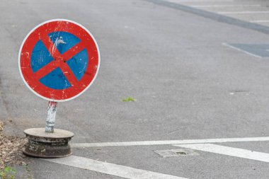 Yolda park levhası yok.