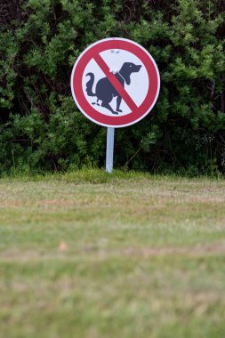 Prohibition sign to avoid dog shit in a private garden keeps the city clean and the grass fields clean as well otherwise a penalty has to be payed by the dog owner