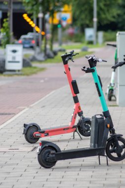 Elektrikli scooterlar şehirde park halinde.