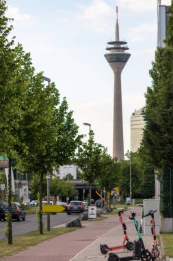 Gündüz vakti modern Avrupa kenti