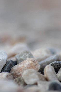 Ham kaya ve mineraller doğal taşlardır. Sert bir sahil veya kayalık plajda ezilmiş ve pürüzlü malzemelerle doğal mineral arkaplan olarak harmonik pastel renklerde külçeler ve kumtaşları gösterirler.
