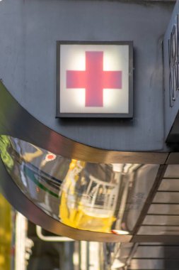 Bina üzerinde sağlık işareti