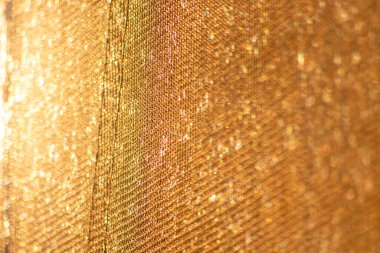 Parlak bir sabahta arka plan ışıklarıyla yakın planda sarı ağ yapısı, altın ışıkta arkaplan kağıdı ve makro kumaş için grafiksel öğe olarak biçimlendirilmiş soyut, dikişsiz materyal desenini gösteriyor.