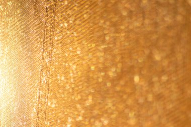 Parlak bir sabahta arka plan ışıklarıyla yakın planda sarı ağ yapısı, altın ışıkta arkaplan kağıdı ve makro kumaş için grafiksel öğe olarak biçimlendirilmiş soyut, dikişsiz materyal desenini gösteriyor.