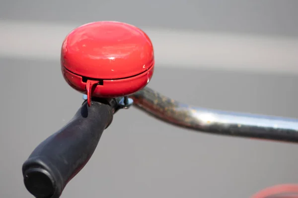 Zbliżenie Rower Czerwonym Dzwonkiem — Zdjęcie stockowe