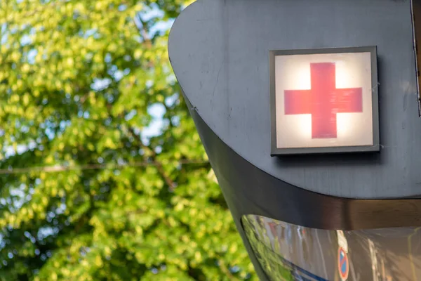 Medyczny Znak Krzyża Budynku — Zdjęcie stockowe