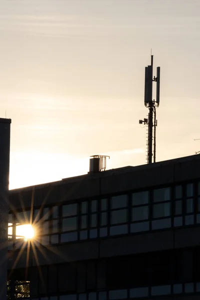 Silhouette Antenne Télécommunication Sur Toit Bâtiment Coucher Soleil — Photo