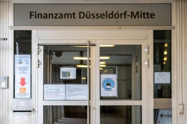 Düsseldorf, Kuzey Ren-Vestfalya, Almanya, 27 Haziran 2021: Dusseldorf 'taki Kuzey Ren-Vestfalya vergi dairesi yerel vergi tahsilatı girişinde sembol ve yapı işareti gösteriyor