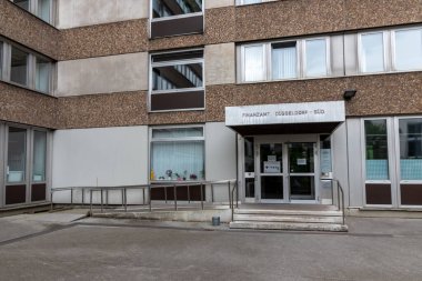 Düsseldorf, Kuzey Ren-Vestfalya, Almanya, 27 Haziran 2021: Dusseldorf 'taki Kuzey Ren-Vestfalya vergi dairesi yerel vergi tahsilatı girişinde sembol ve yapı işareti gösteriyor