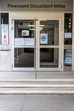Düsseldorf, Kuzey Ren-Vestfalya, Almanya, 27 Haziran 2021: Dusseldorf 'taki Kuzey Ren-Vestfalya vergi dairesi yerel vergi tahsilatı girişinde sembol ve yapı işareti gösteriyor