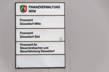 Düsseldorf, Kuzey Ren-Vestfalya, Almanya, 27 Haziran 2021: Dusseldorf 'taki Kuzey Ren-Vestfalya vergi dairesi yerel vergi tahsilatı girişinde sembol ve yapı işareti gösteriyor