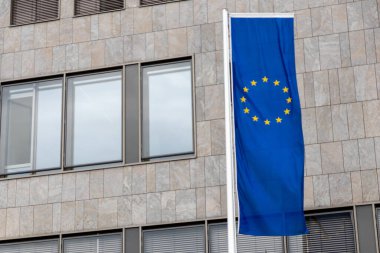 Düsseldorf, Kuzey Ren-Vestfalya, Almanya - 27 Haziran 2021: Yargı hukuku mahkemesi işareti olarak eyalet başkentinin bölge mahkemesi Almanya ve Avrupa bayrağı ve NRW bayrağını gösteriyor