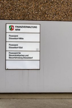 Düsseldorf, Kuzey Ren-Vestfalya, Almanya, 27 Haziran 2021: Dusseldorf 'taki Kuzey Ren-Vestfalya vergi dairesi yerel vergi tahsilatı girişinde sembol ve yapı işareti gösteriyor