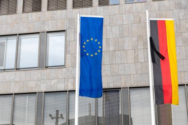 Düsseldorf, Kuzey Ren-Vestfalya, Almanya - 27 Haziran 2021: Yargı hukuku mahkemesi işareti olarak eyalet başkentinin bölge mahkemesi Almanya ve Avrupa bayrağı ve NRW bayrağını gösteriyor