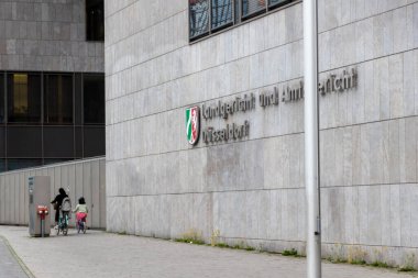 Düsseldorf, Kuzey Ren-Vestfalya, Almanya - 27 Haziran 2021: Yargı hukuku mahkemesinin imzası olarak bölge başkenti bölge mahkemesi, suç davalarında hukuk ve düzenin inşa edildiğini gösteriyor