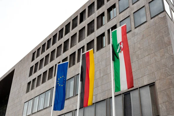 德国北莱茵 威斯特法伦州杜塞尔多夫 2021年6月27日 省会地方法院作为司法法院的标志 展示德国国旗 欧洲国旗和Nrw旗 — 图库照片